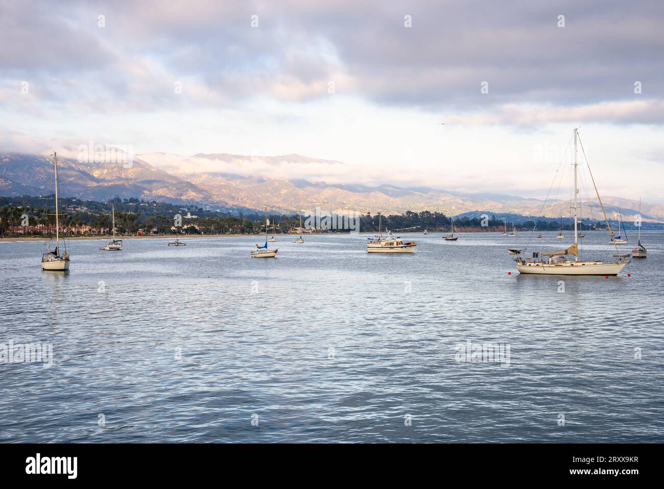 Le barche ormeggiavano al largo della costa di Santa Barbara, California, al tramonto in autunno Foto Stock