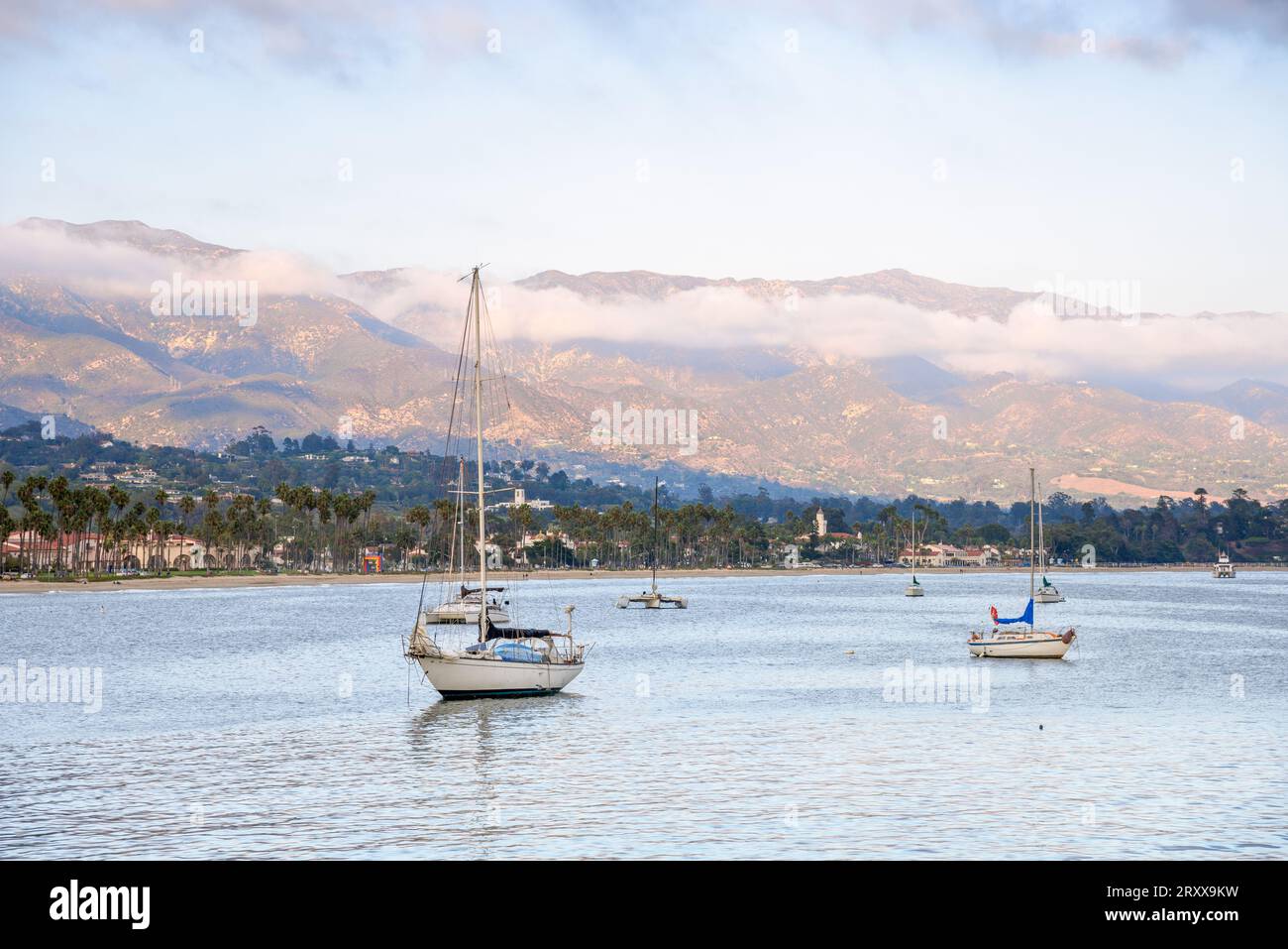 Barche a vela ancorate nella baia di Santa Barbara al tramonto in autunno Foto Stock