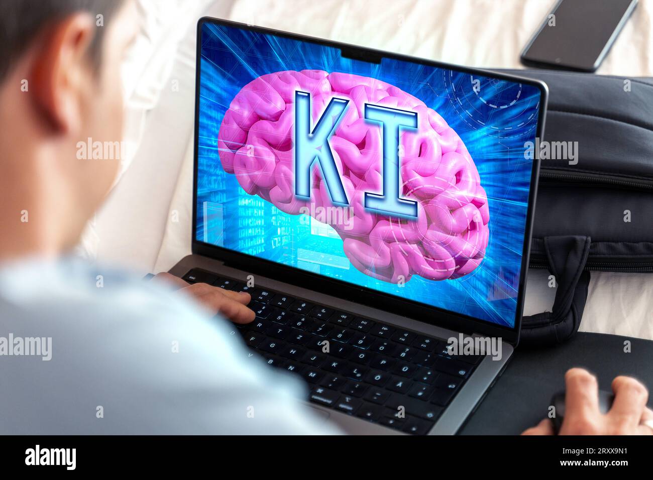 27 settembre 2023: Intelligenza artificiale su un computer portatile, uomo davanti allo schermo con uno spazio digitale e un cervello con le lettere ai PHOTOMONTAGE *** Künstliche Intelligenz auf einem laptop computer, Mann vor Bildschirm mit einem digitalen Raum und einem Gehirn mit den Buchstaben KI FOTOMONTAGE Foto Stock