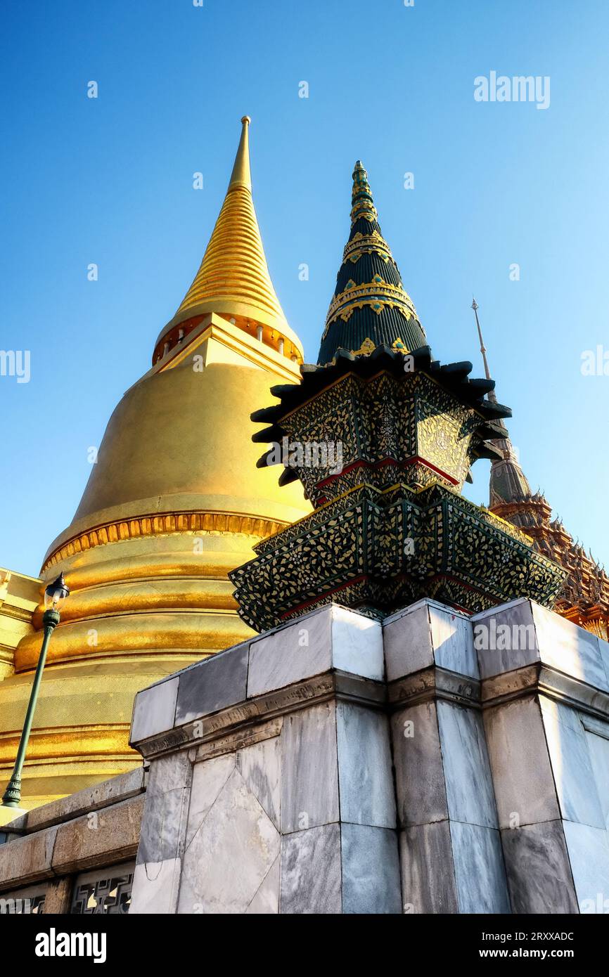 Un tempio in Thailandia. Il tempio ha un grande stupa dorato e diverse guglie ornate più piccole. E' una bella rappresentazione dell'architettura thailandese. Foto Stock