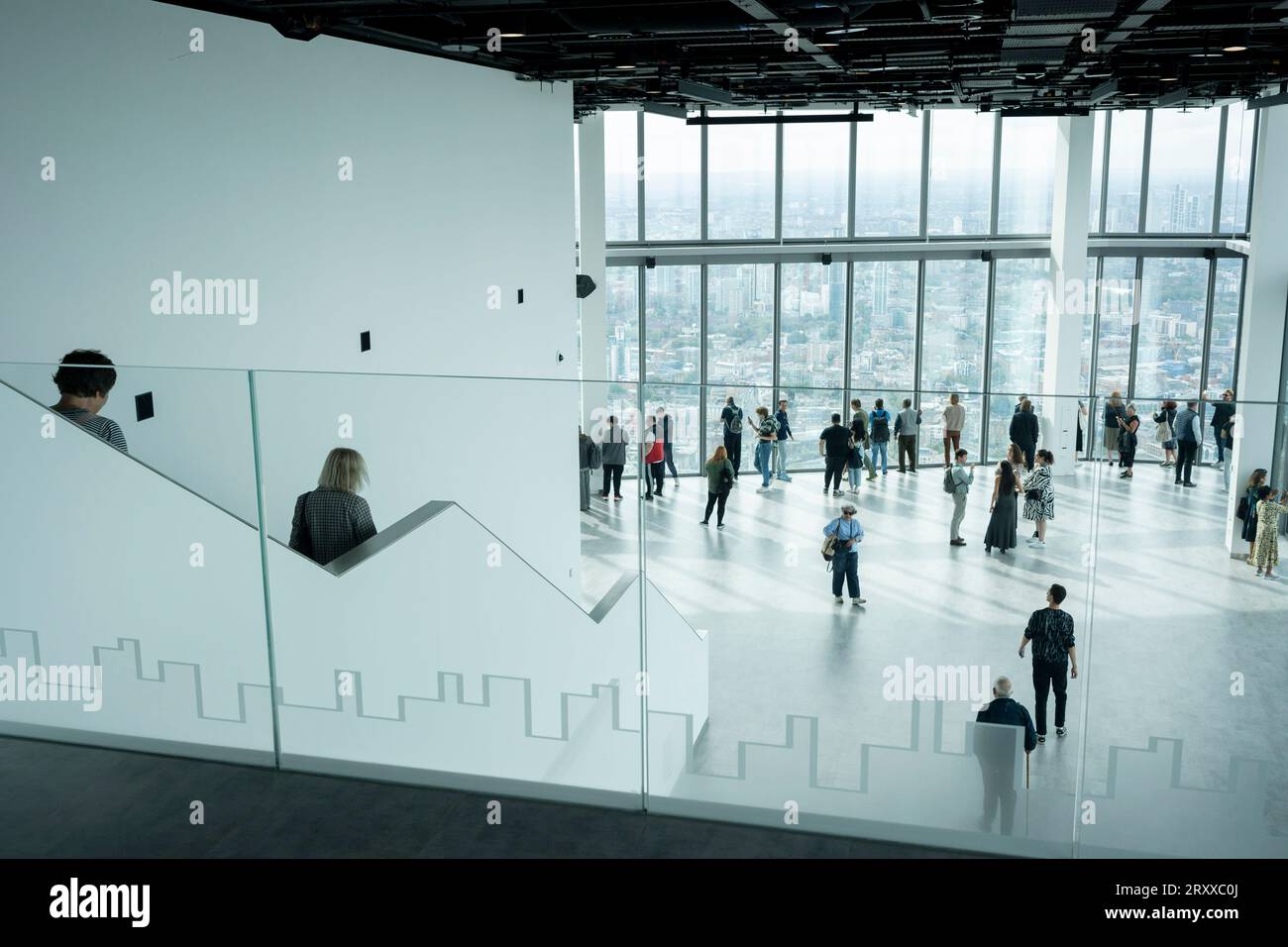 I visitatori ammirano le incredibili vedute di Londra dal 58° piano del 22 Bishopsgate, il primo giorno di apertura come galleria di visualizzazione pubblica nella città di Londra, il quartiere finanziario della capitale, il 27 settembre 2023, a Londra, in Inghilterra. Foto Stock