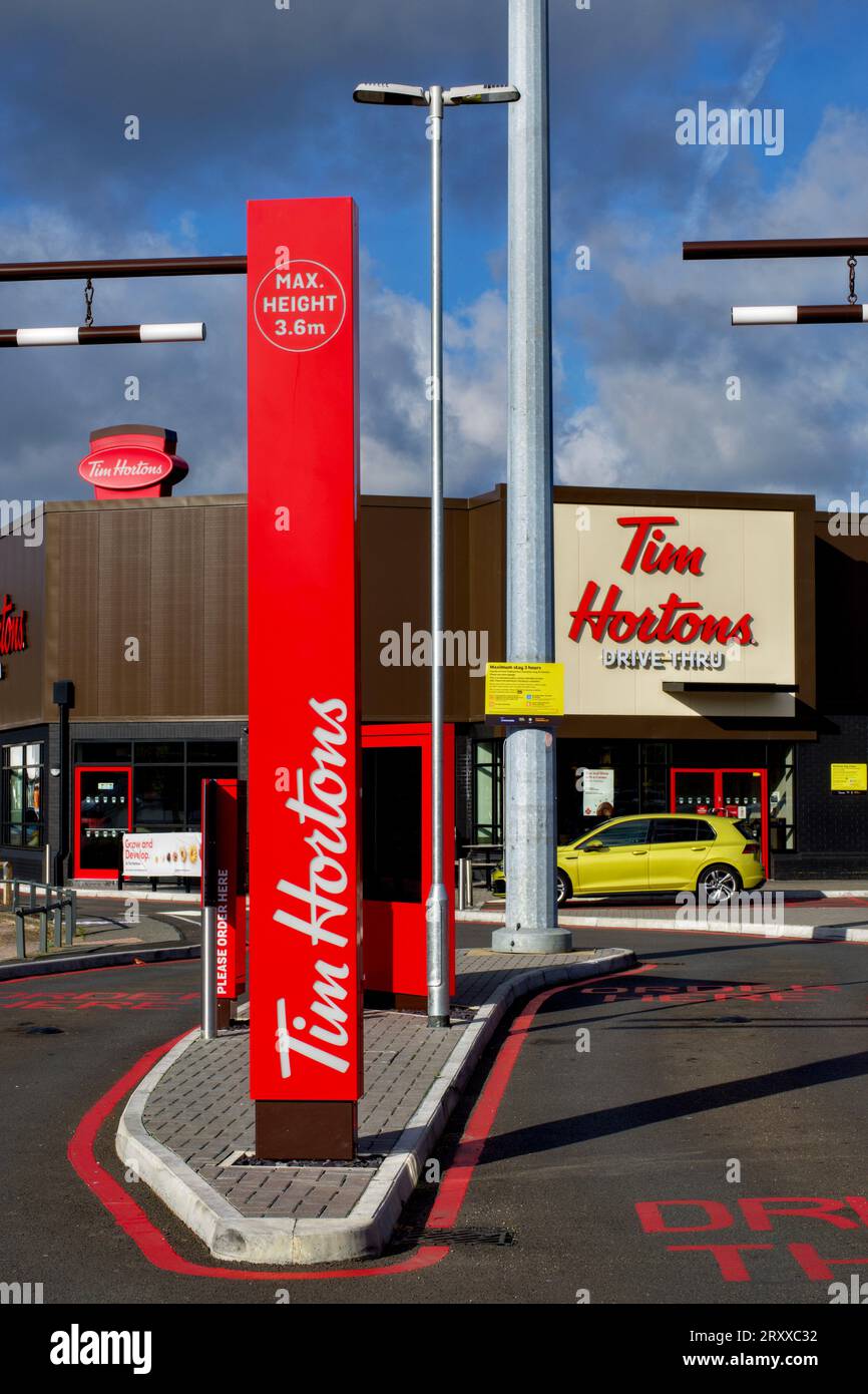 Tim Hortons Drive Thru Restaurant, Watford, Hertfordshire, Inghilterra, Regno Unito Foto Stock