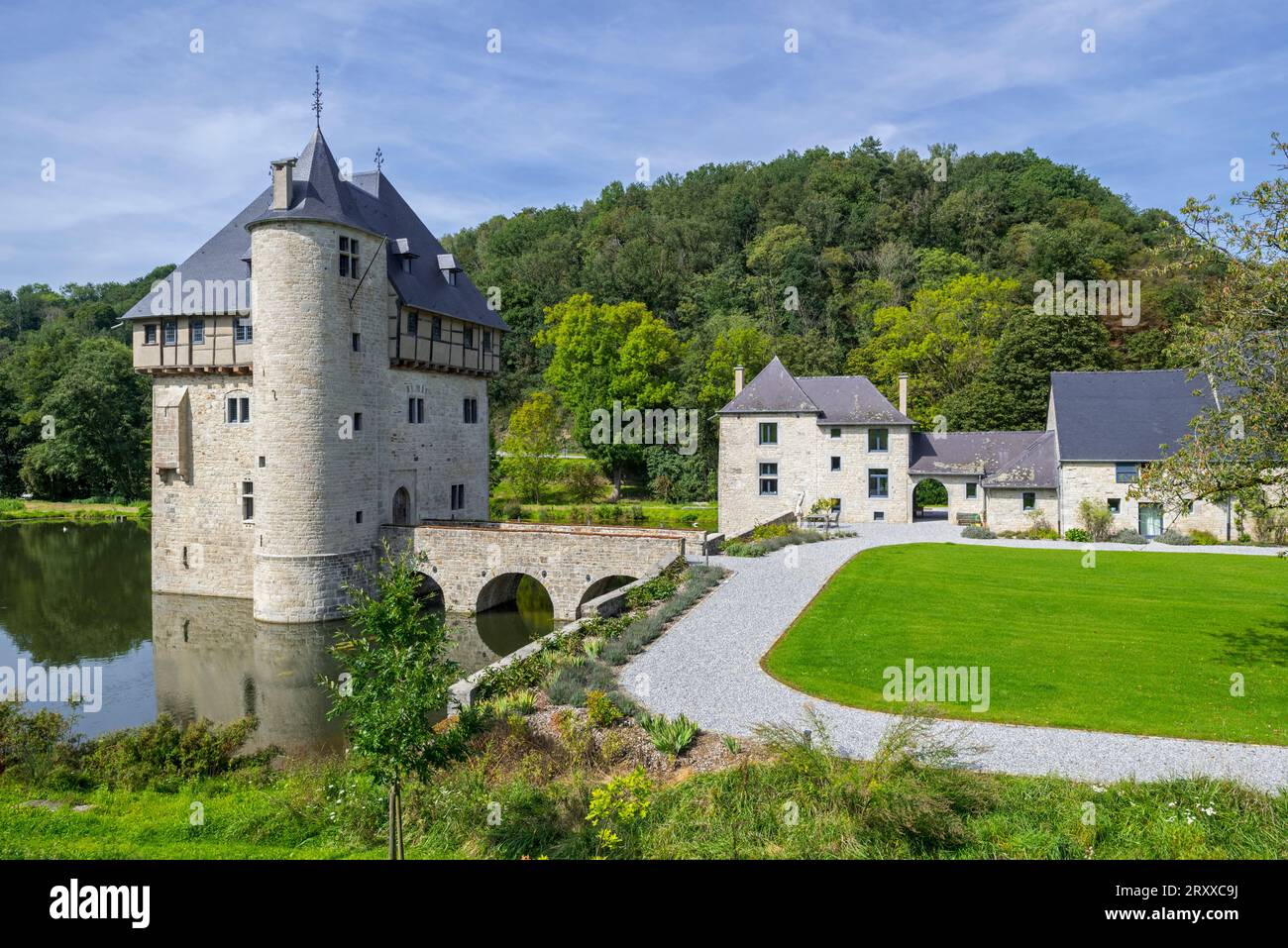 Château des Carondelet del XIII secolo, donjon medievale con fossato nel villaggio di Crupet, Assesse, provincia di Namur, Ardenne belghe, Vallonia, Belgio Foto Stock