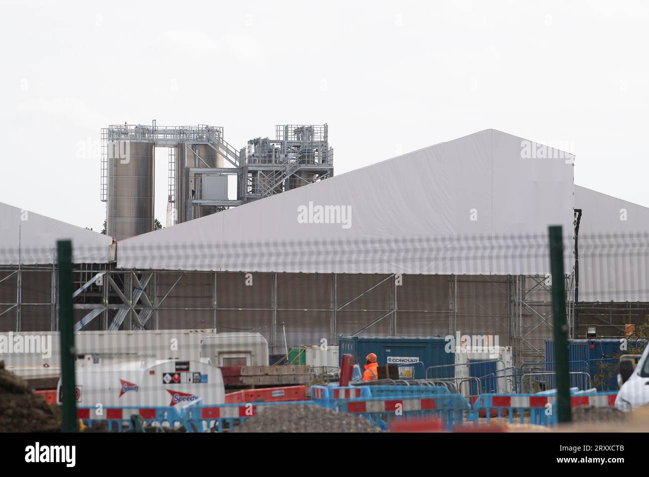 Harefield, London Brough di Hillingdon, Regno Unito. 27 settembre 2023. Un impianto di trattamento delle acque HS2 a Harefield, nel borgo londinese di Hillingdon. In questo caso, si dice che HS2 stia lavando il guscio dei tunnel HS2 Ruislip e Northolt per eliminare tutte le sostanze chimiche. Il macello trattato viene quindi distribuito su terreni agricoli vicini, che gli ambientalisti ritengono ora non adatti alla coltivazione delle colture a causa dei contaminanti associati. Negli ultimi giorni ci sono state molte speculazioni sul fatto che il primo ministro Rishi Sunak dovrebbe annunciare la cancellazione della ferrovia ad alta velocità HS2 Norther Foto Stock