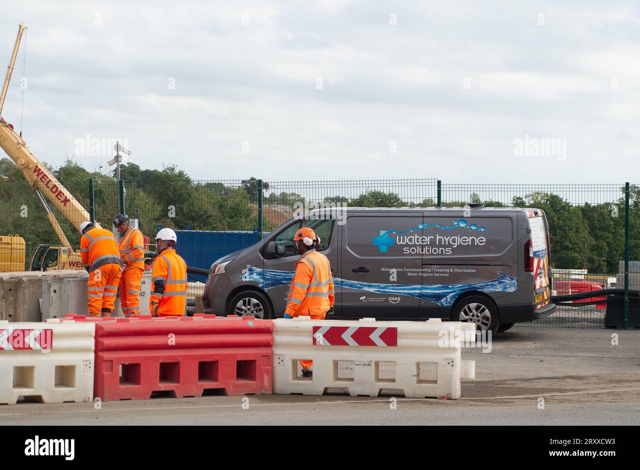 Harefield, London Brough di Hillingdon, Regno Unito. 27 settembre 2023. Un impianto di trattamento delle acque HS2 a Harefield, nel borgo londinese di Hillingdon. In questo caso, si dice che HS2 stia lavando il guscio dei tunnel HS2 Ruislip e Northolt per eliminare tutte le sostanze chimiche. Il macello trattato viene quindi distribuito su terreni agricoli vicini, che gli ambientalisti ritengono ora non adatti alla coltivazione delle colture a causa dei contaminanti associati. Negli ultimi giorni ci sono state molte speculazioni sul fatto che il primo ministro Rishi Sunak dovrebbe annunciare la cancellazione della ferrovia ad alta velocità HS2 Norther Foto Stock