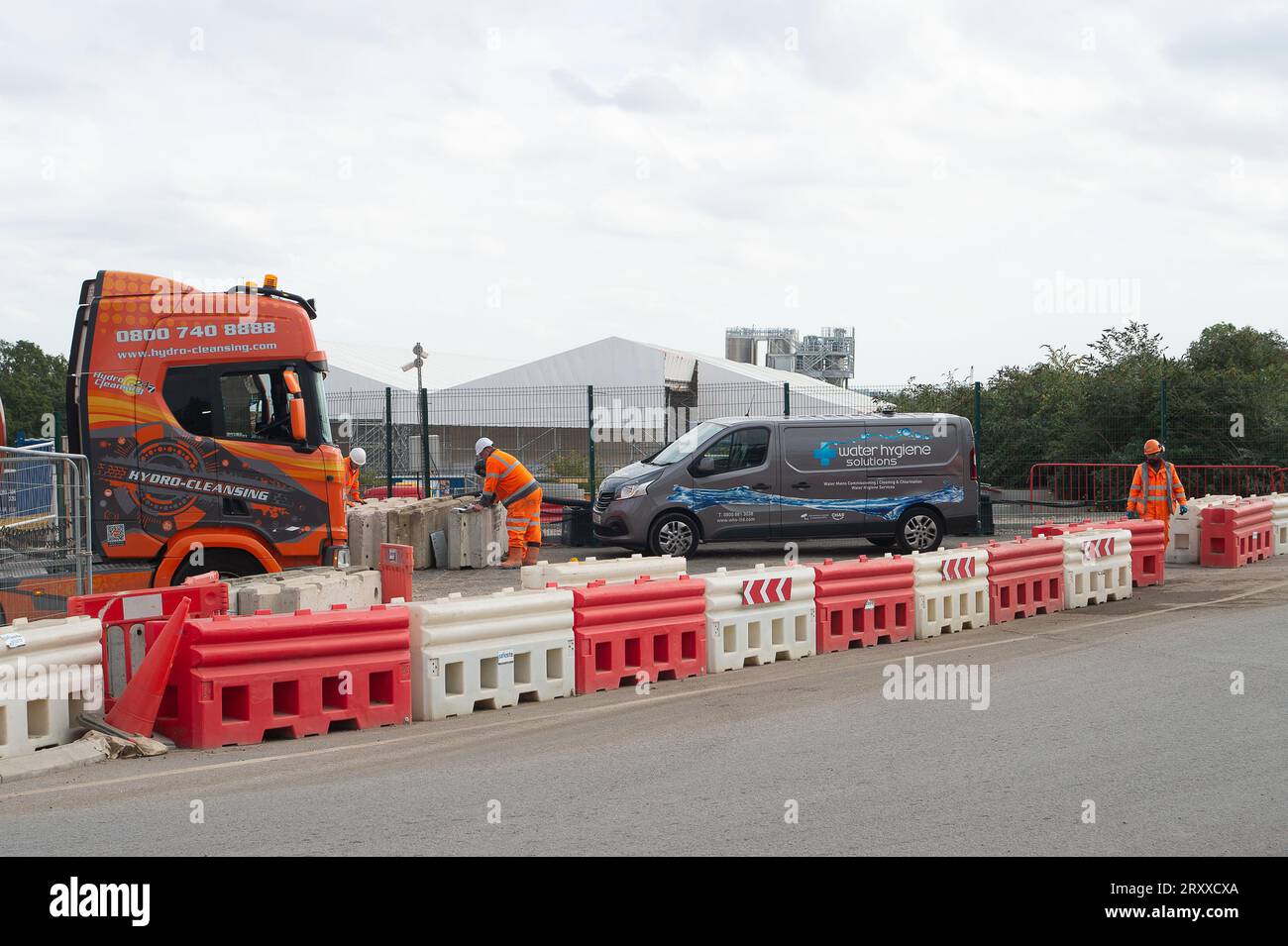 Harefield, London Brough di Hillingdon, Regno Unito. 27 settembre 2023. Un impianto di trattamento delle acque HS2 a Harefield, nel borgo londinese di Hillingdon. In questo caso, si dice che HS2 stia lavando il guscio dei tunnel HS2 Ruislip e Northolt per eliminare tutte le sostanze chimiche. Il macello trattato viene quindi distribuito su terreni agricoli vicini, che gli ambientalisti ritengono ora non adatti alla coltivazione delle colture a causa dei contaminanti associati. Negli ultimi giorni ci sono state molte speculazioni sul fatto che il primo ministro Rishi Sunak dovrebbe annunciare la cancellazione della ferrovia ad alta velocità HS2 Norther Foto Stock