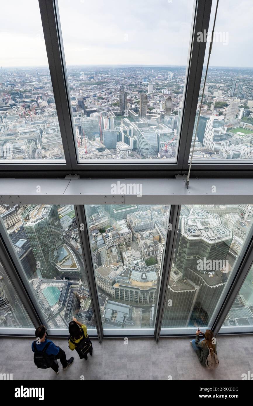 Londra, Regno Unito. 27 settembre 2023. I visitatori possono ammirare la vista impressionante, che si affaccia anche sulla Nat West Tower (R), il giorno di apertura di Horizon 22, la galleria pubblica più alta d'Europa con i suoi 254 metri/833 piedi, situata al 58° piano del 22 Bishopsgate. Questa è la richiesta, 5.000 persone avevano prenotato i biglietti entro i primi 3 minuti dal sito di prenotazione in diretta il 20 settembre credito: Stephen Chung / Alamy Live News Foto Stock