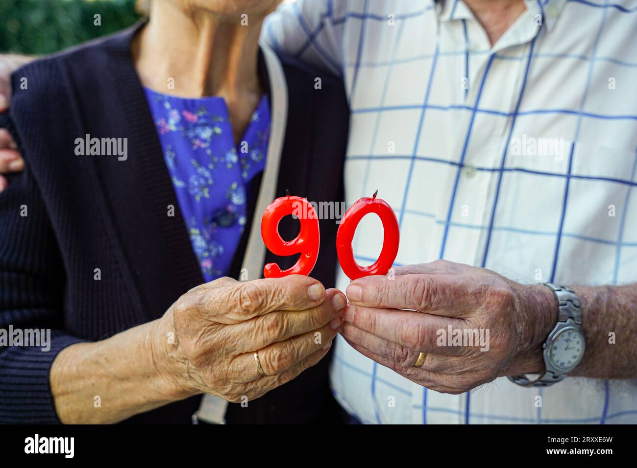 coppia anziana che festeggia insieme il 90° compleanno. 90 anni di vecchiaia Foto Stock