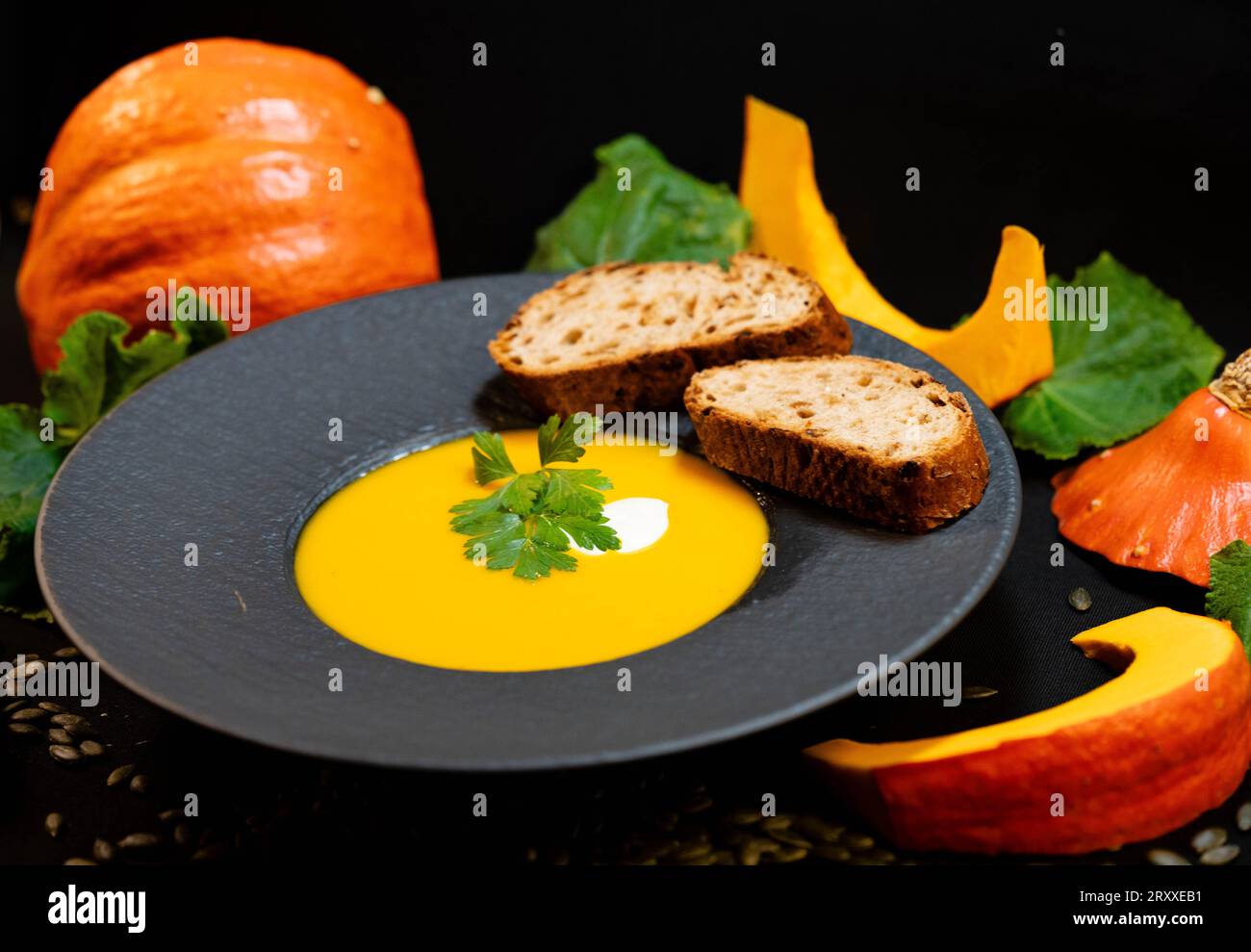 Hokkaido pumkin cucurbita maxima all'arancia per una zuppa di zucca Foto Stock