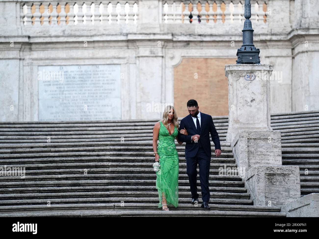 Il team europeo Jon Rahm (a destra) e il partner Kelley Cahill alla scalinata di Piazza di Spagna di Roma, in vista della Ryder Cup 2023. Data foto: Mercoledì 27 settembre 2023. Foto Stock