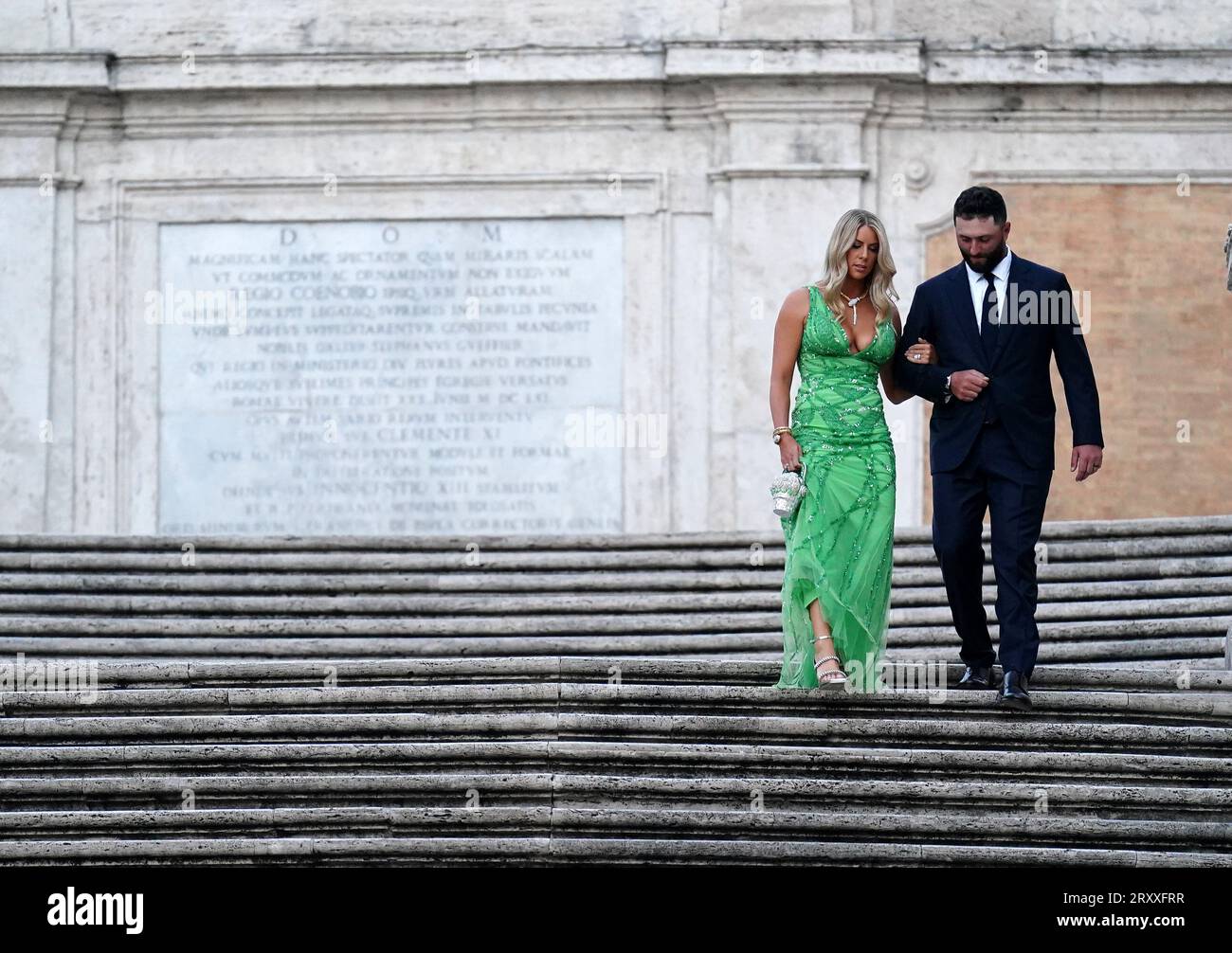 Il team europeo Jon Rahm (a destra) e il partner Kelley Cahill alla scalinata di Piazza di Spagna di Roma, in vista della Ryder Cup 2023. Data foto: Mercoledì 27 settembre 2023. Foto Stock