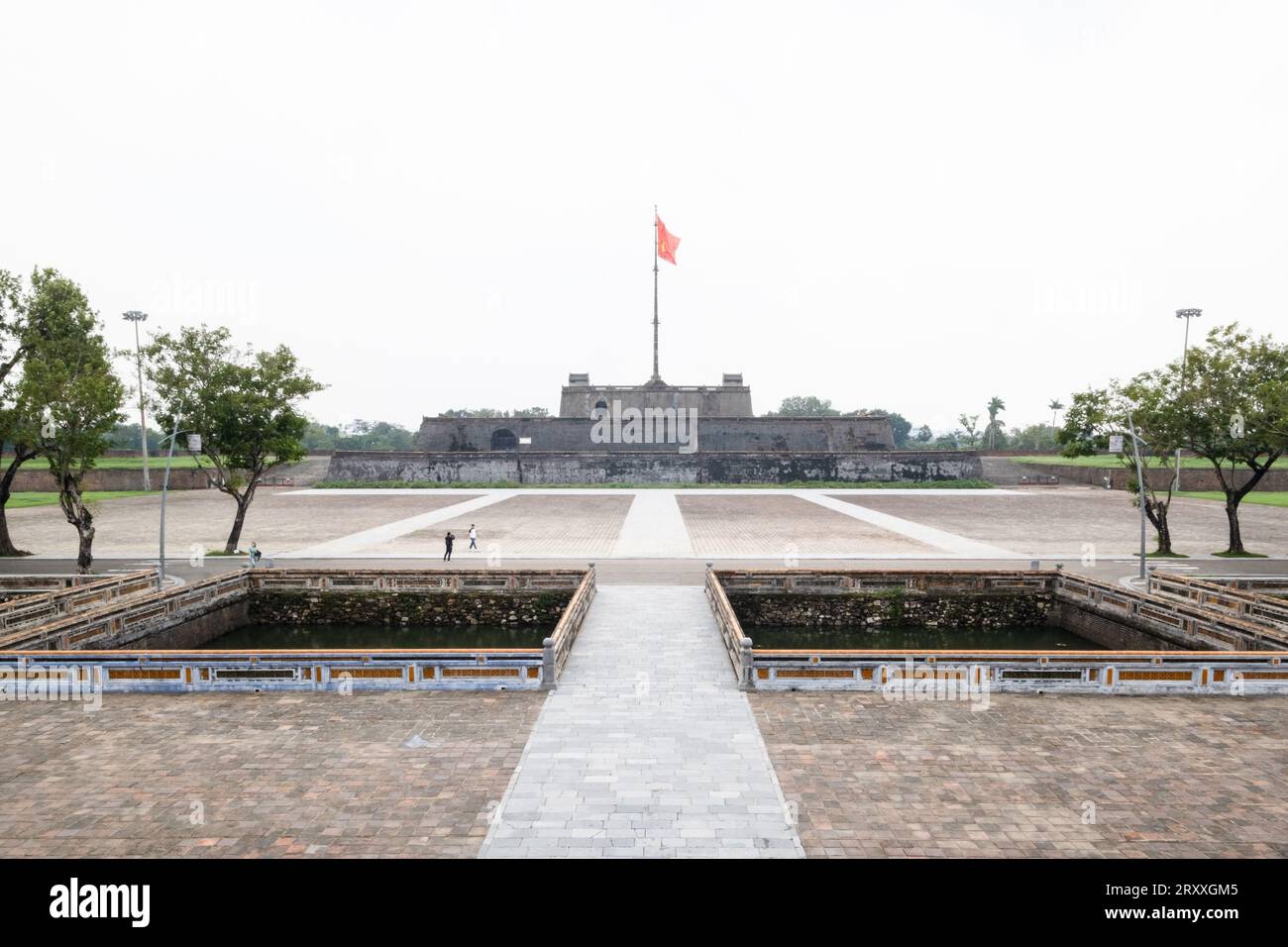 Torre della bandiera della cittadella, città imperiale di Huế, Vietnam Foto Stock