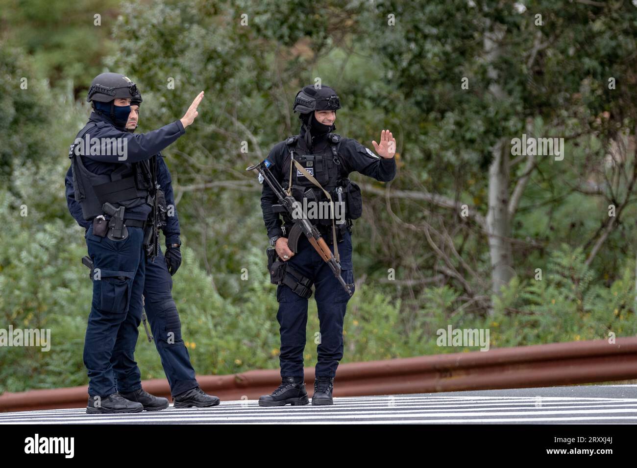 In un posto di blocco vicino al villaggio di Banjska a Mitrovica, Kosovo, lunedì 25 settembre 2023, i membri dell'unità di polizia di reazione rapida del Kosovo salutano calorosamente una KFOR Foto Stock
