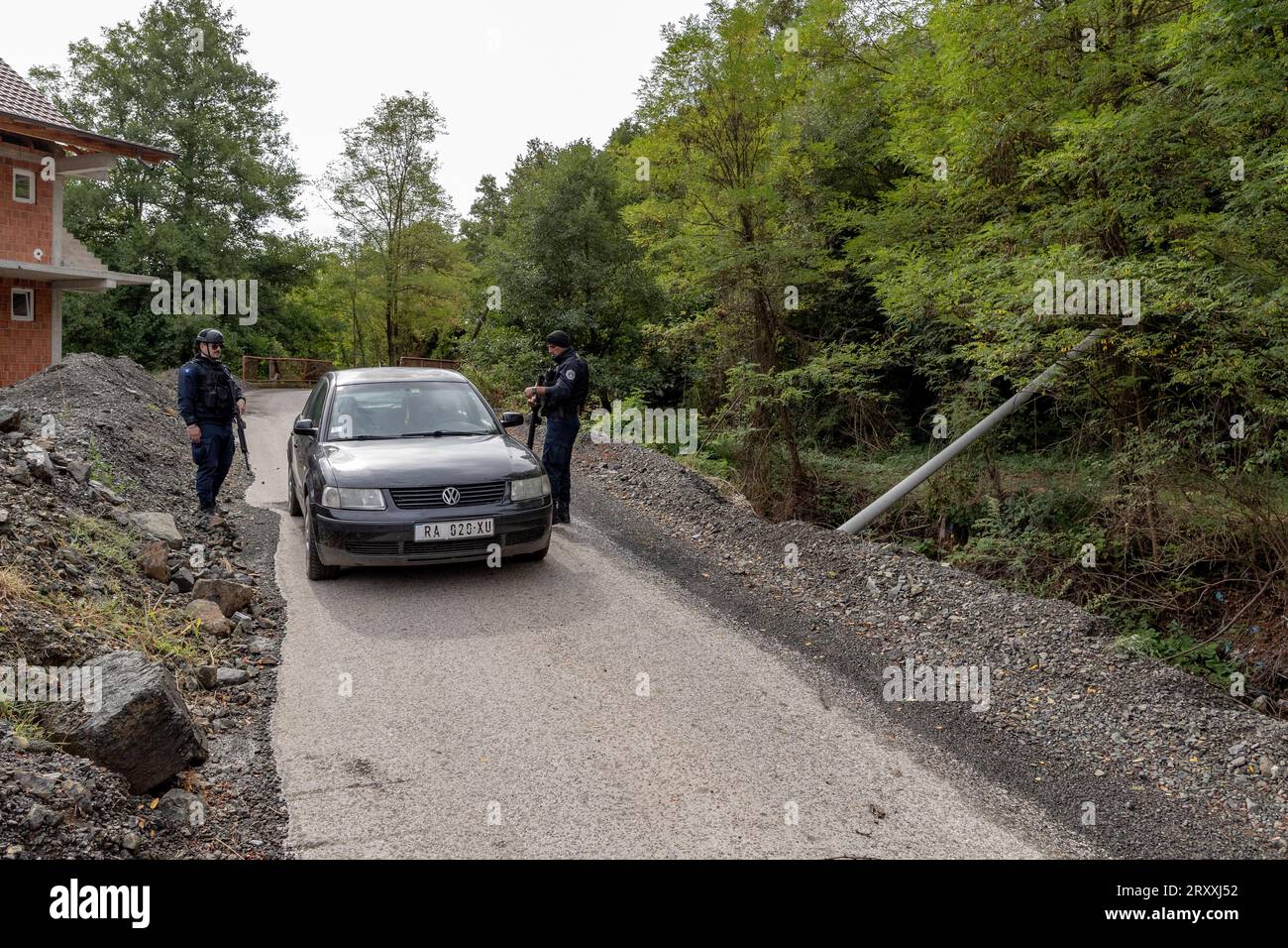 L'unità di polizia di reazione rapida del Kosovo conduce un controllo di sicurezza su un veicolo civile in un posto di blocco vicino al villaggio di Banjska a Mitrovica, in Kosovo, a Monda Foto Stock