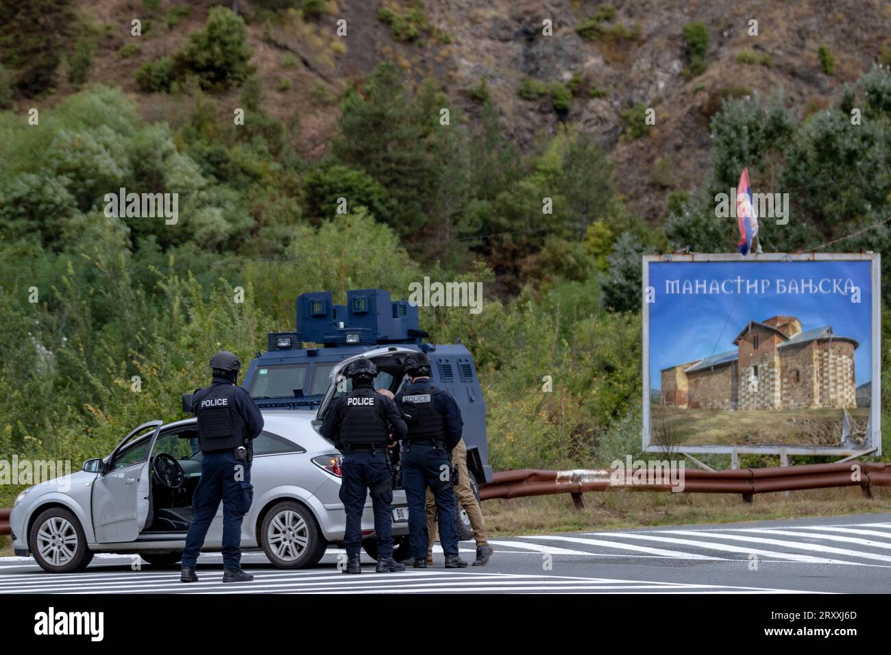 L'unità di polizia di reazione rapida del Kosovo conduce un controllo di sicurezza su un veicolo civile in un posto di blocco vicino al villaggio di Banjska a Mitrovica, in Kosovo, a Monda Foto Stock