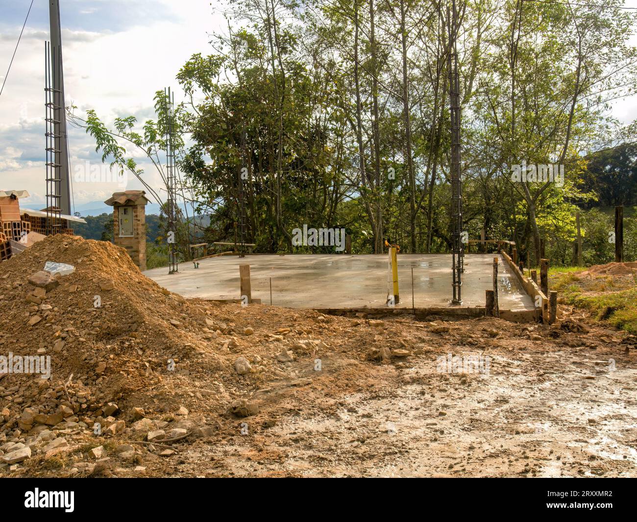 Vista di una lastra di cemento appena versata per una piccola costruzione in una fattoria nelle montagne andine orientali vicino alla città di Arcabuco in Colombia. Foto Stock