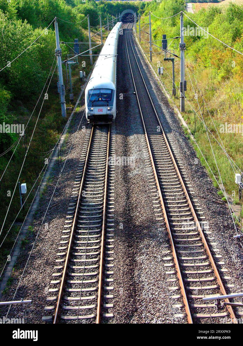 Linea ferroviaria, binari e treni vicino a Oberderdingen Foto Stock