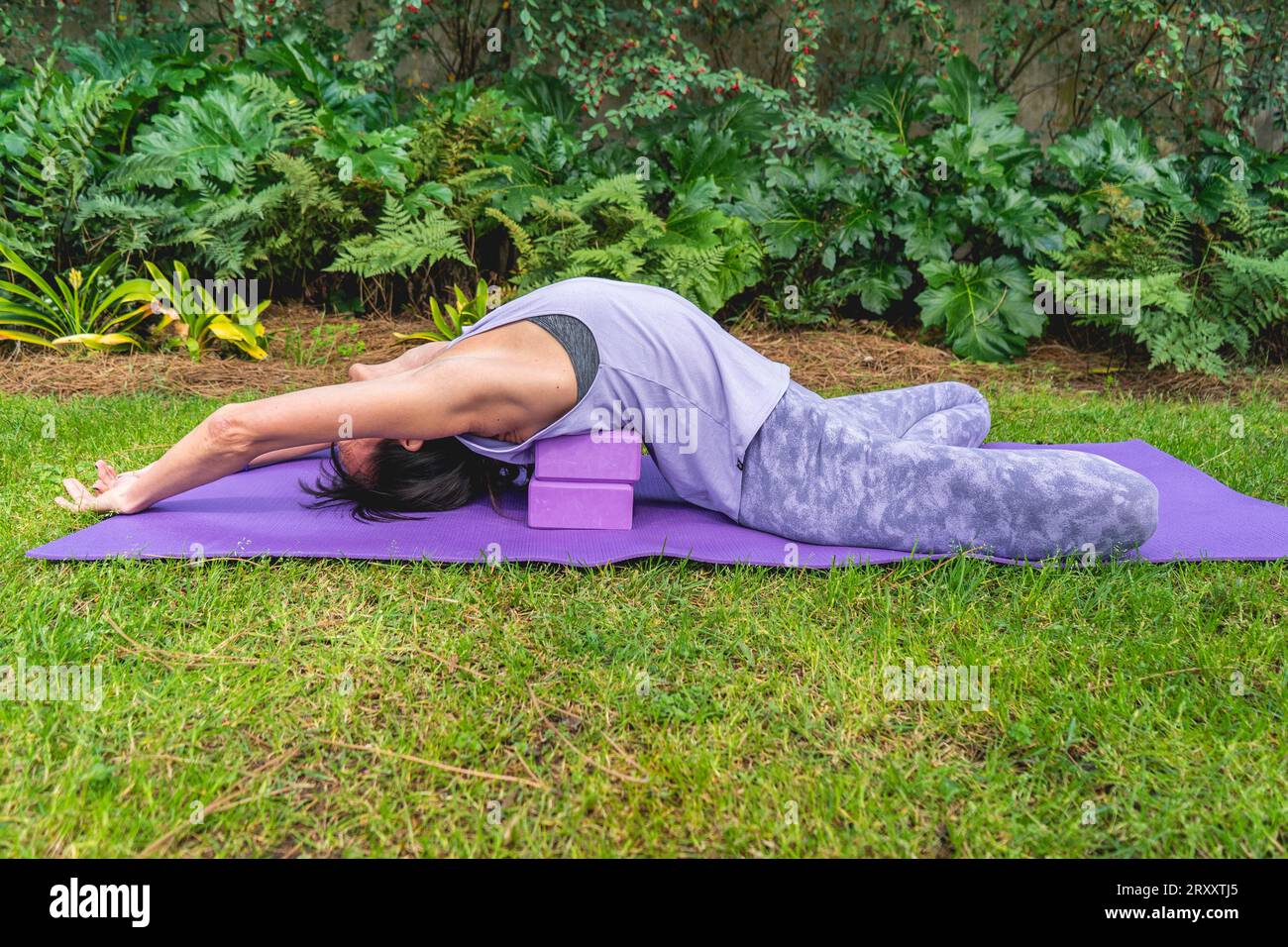 Donna che si rilassa sui blocchi di yoga. Copia spazio Foto Stock