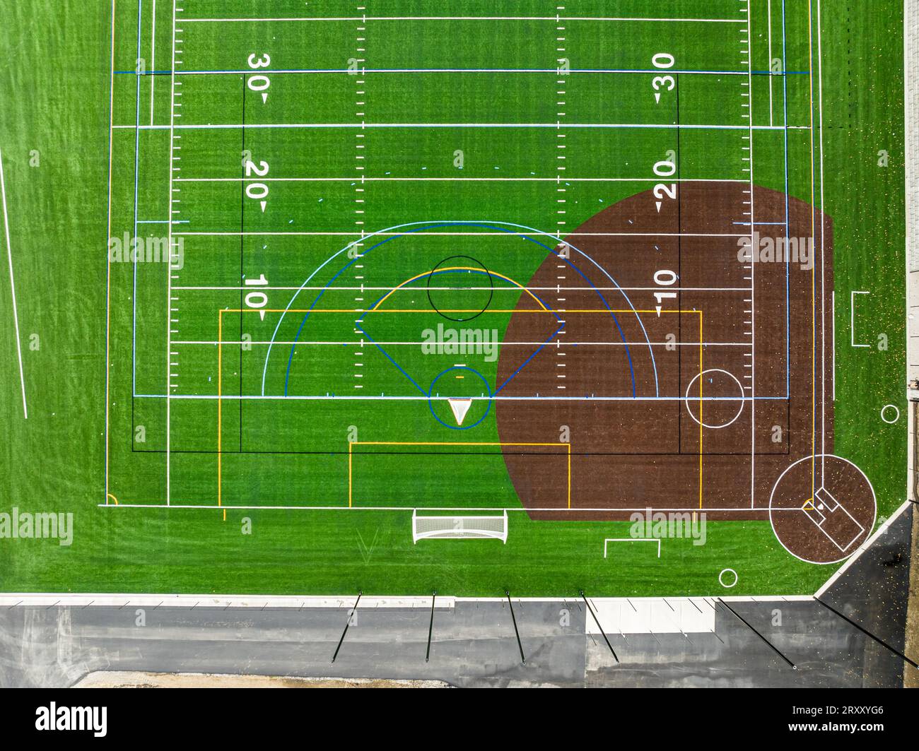 Nuovo campo in erba sintetica con campo da calcio e baseball con linee e grafica. Foto Stock