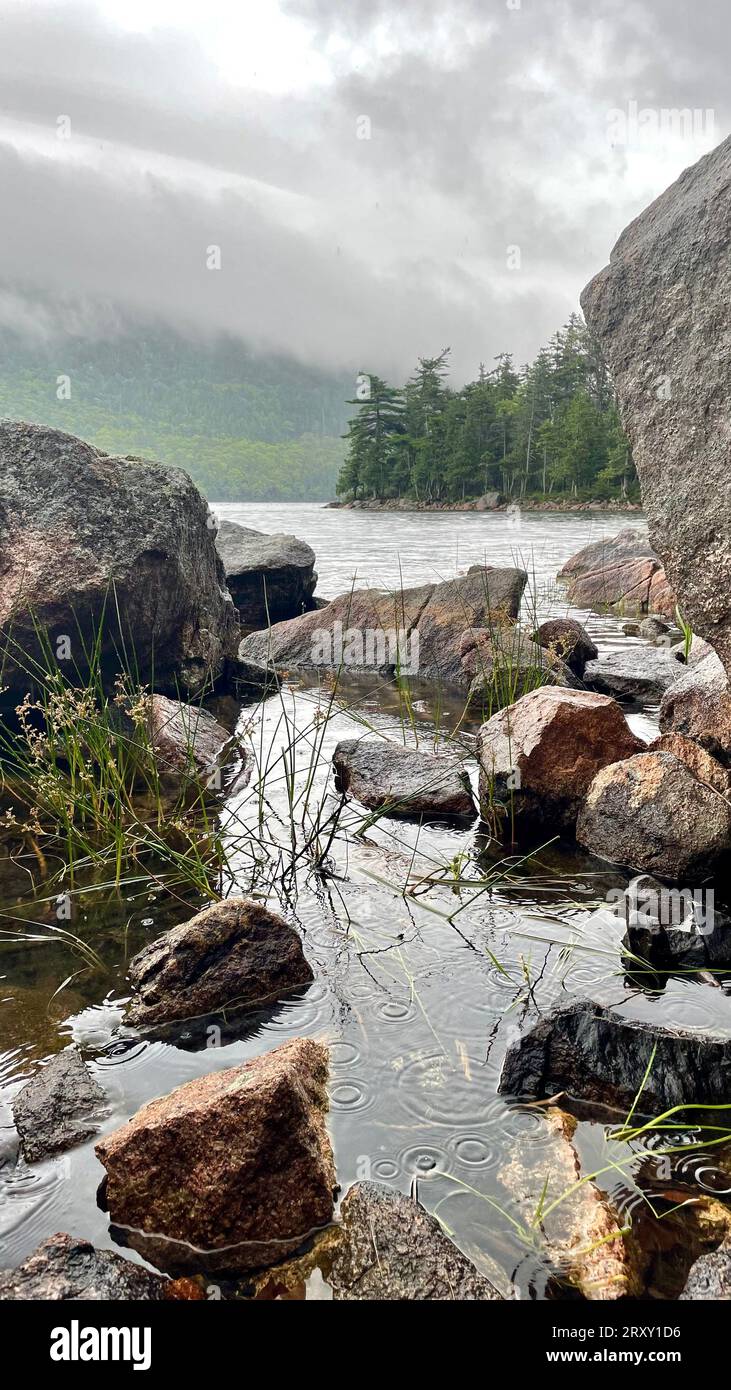 Viste panoramiche durante le escursioni intorno al Jordan Pond nel Parco Nazionale di Acadia, a Bar Harbor, Maine. Foto scattate in estate in un giorno nuvoloso e piovoso. Foto Stock