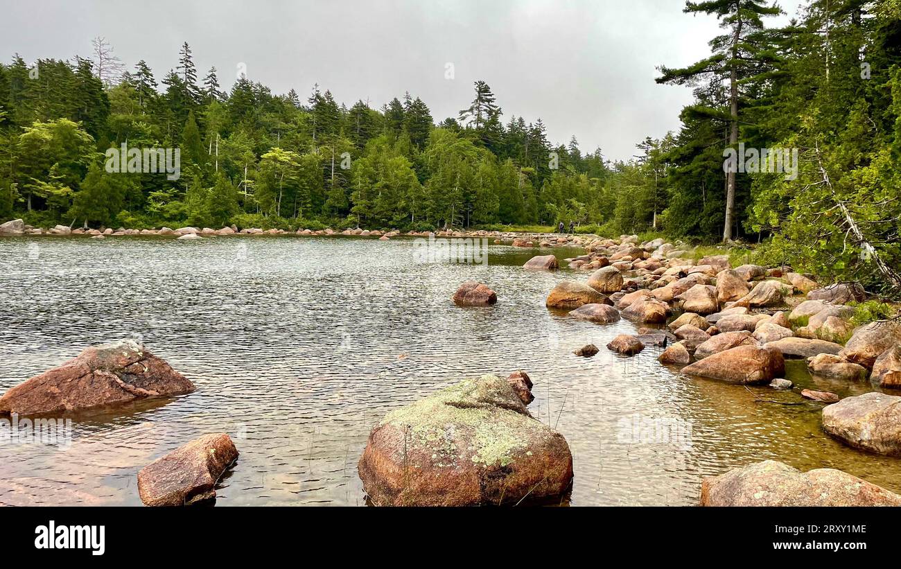 Viste panoramiche durante le escursioni intorno al Jordan Pond nel Parco Nazionale di Acadia, a Bar Harbor, Maine. Foto scattate in estate in un giorno nuvoloso e piovoso. Foto Stock