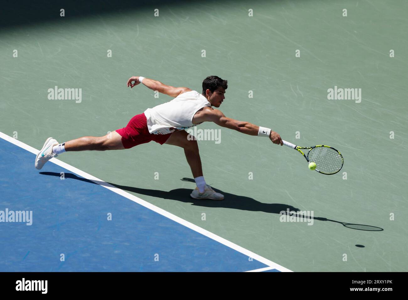 Tennisspieler Carlos Alcatraz (ESP) ad Aktion bei den US Open 2023, USTA Billie Jean King National Tennis Center, Flushing Meadows, Queens, New York Foto Stock