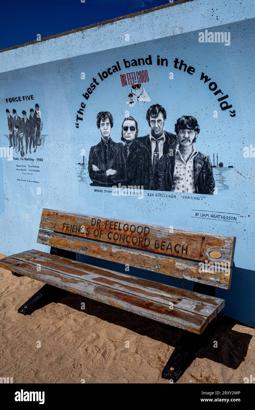 Dr Feelgood Tribute Art Canvey Island Essex Regno Unito. Il dottor Feelgood Mural Tribute sulla parete del mare sull'isola di Canvey. Artista Liam Heatherson 2015. Foto Stock