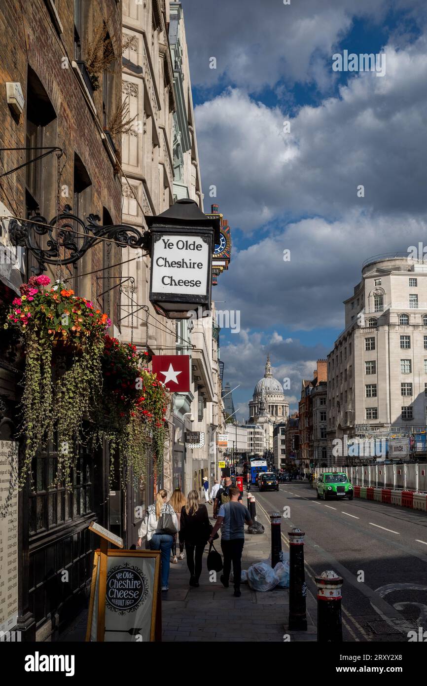 YE Olde Cheshire Cheese Pub - storico pub londinese in Fleet Street, nel centro di Londra, ricostruito nel 1667 dopo il Grande incendio di Londra. Foto Stock