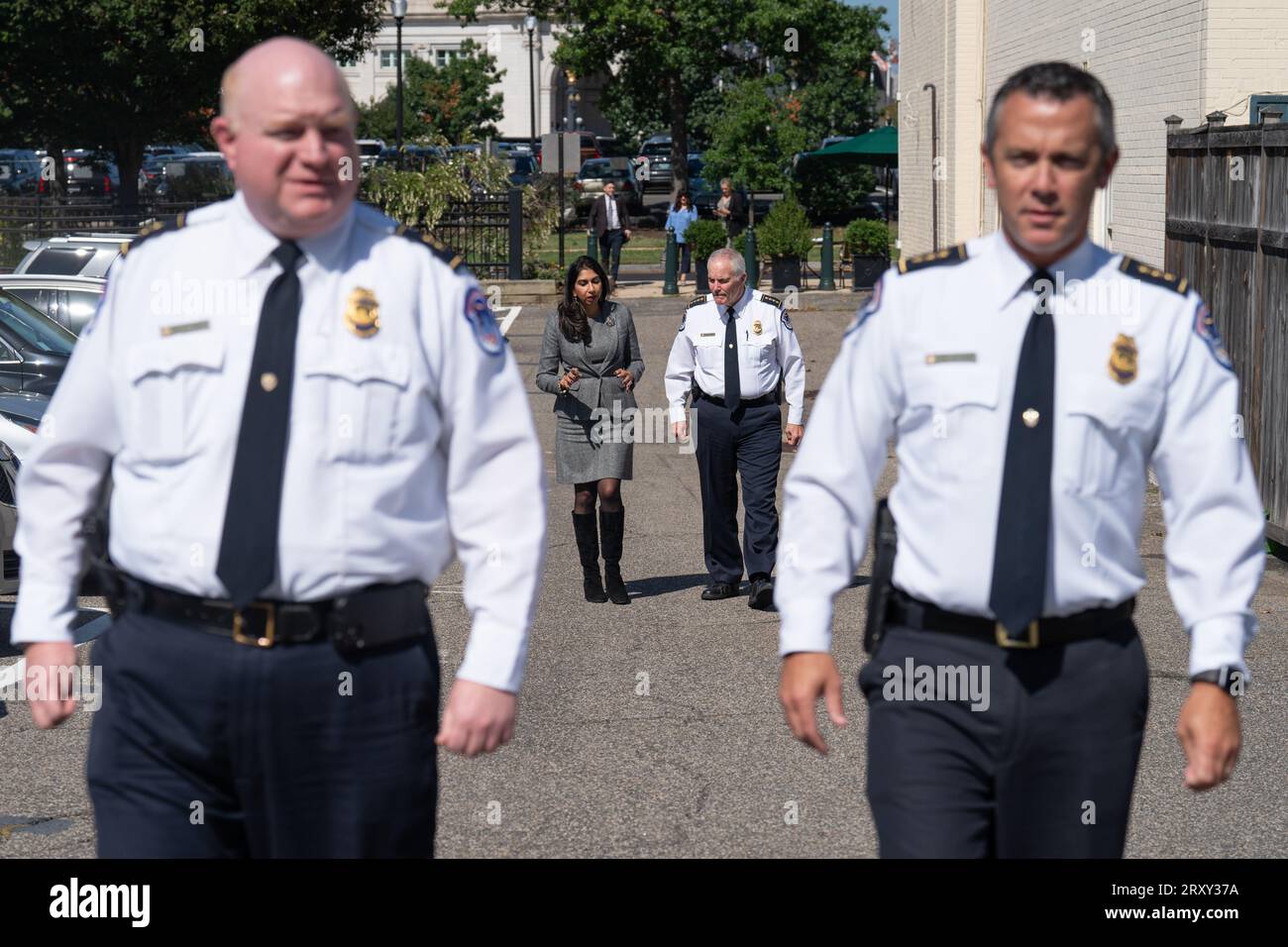 La segretaria Suella Braverman parla con il capo della polizia del Campidoglio degli Stati Uniti, Thomas Manger a Washington DC, dove ha discusso della polizia in America, durante la sua visita di tre giorni negli Stati Uniti. Data foto: Mercoledì 27 settembre 2023. Foto Stock