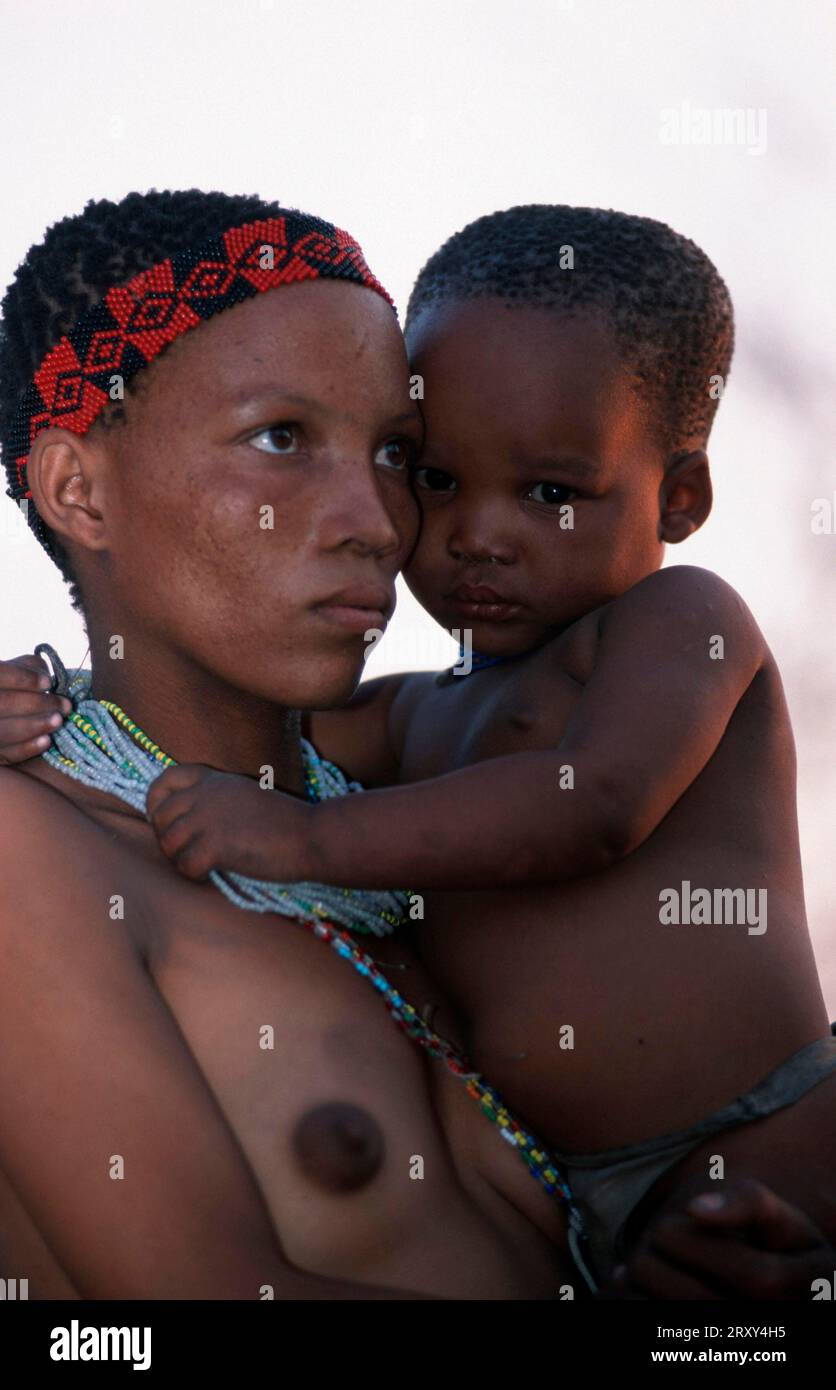 Bushman donna con bambino, africa, San, Boscimani, Boscimani, gente, gente, Kalahari, Namibia, Bushman donna con bambino Foto Stock