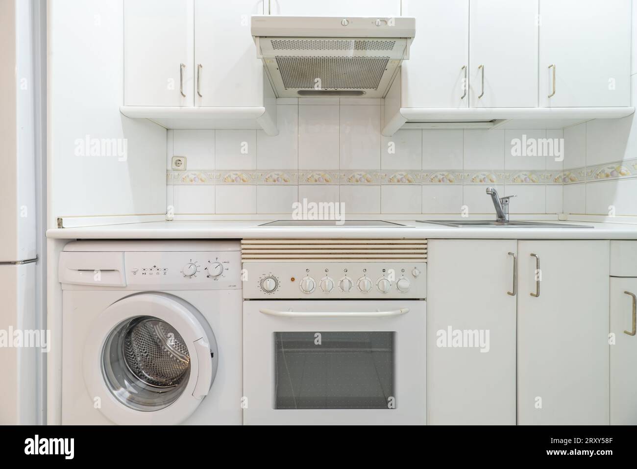 Immagine frontale di una piccola cucina a vista arredata Foto Stock