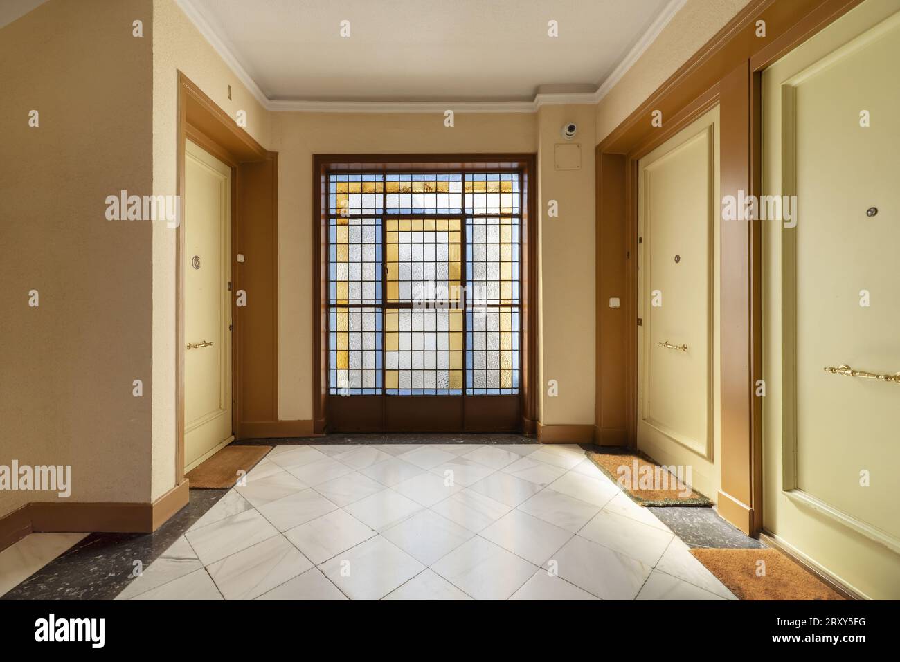 Atterraggio di una casa con pavimenti in marmo bianco Foto Stock