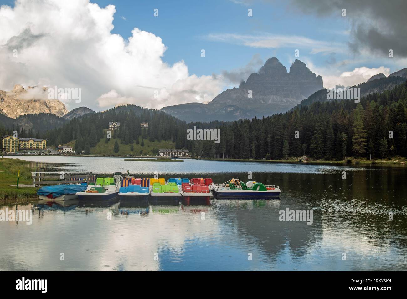 Misurina, Veneto, Italia, 14 settembre 2023, vista sulle montagne delle Dolomiti sul Lago Misurina Foto Stock