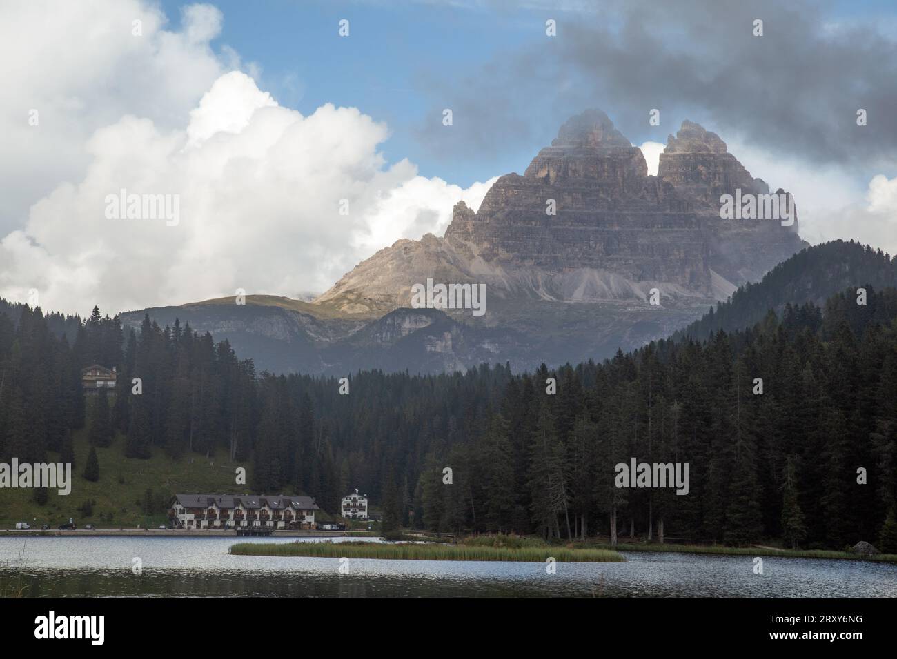 Misurina, Veneto, Italia, 14 settembre 2023, vista sulle montagne delle Dolomiti sul Lago Misurina Foto Stock