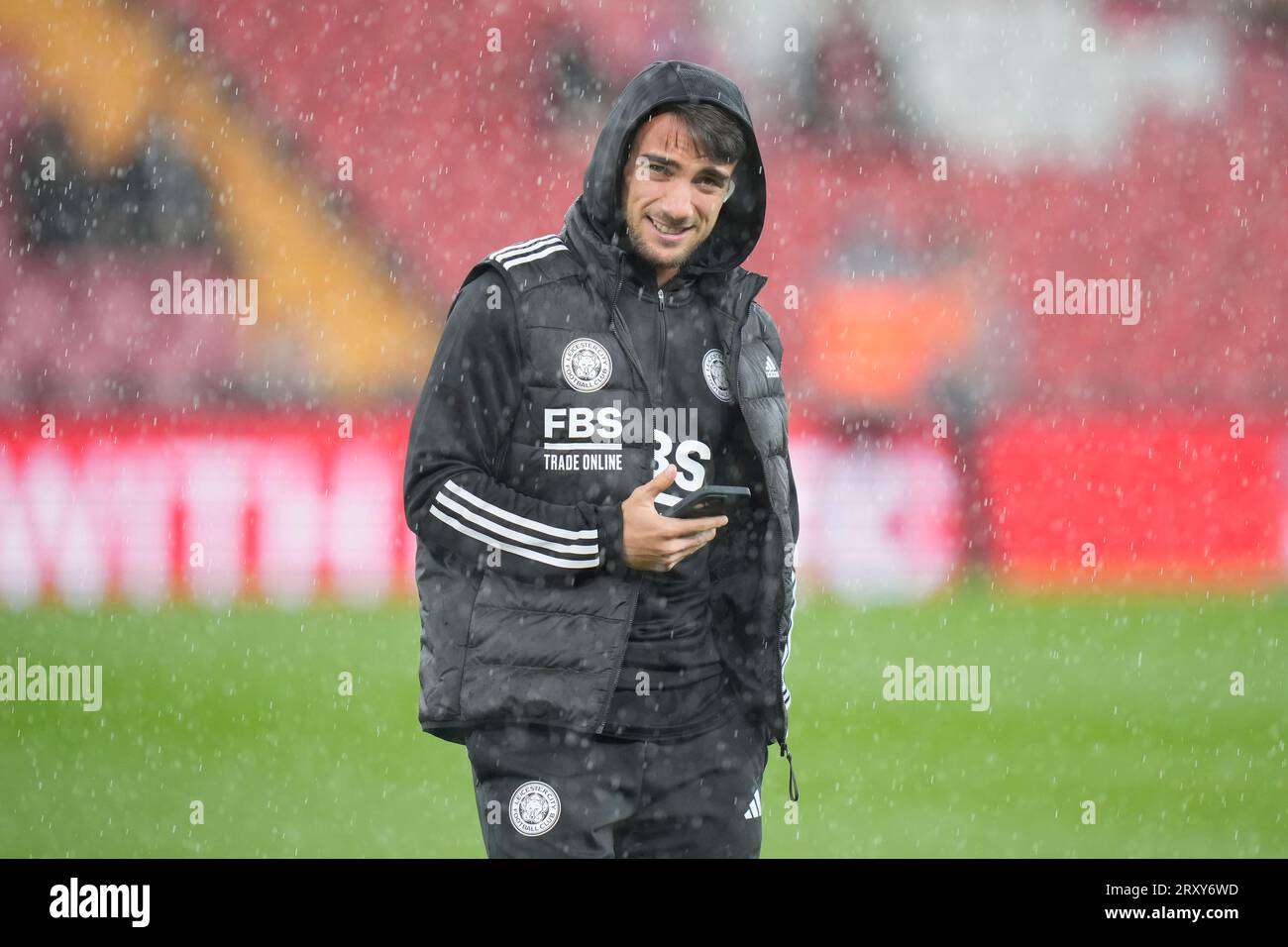 Yunus Akgun #29 di Leicester City ispeziona il campo prima della partita del terzo turno della Carabao Cup Liverpool vs Leicester City ad Anfield, Liverpool, Regno Unito, 27 settembre 2023 (foto di Steve Flynn/News Images) a Liverpool, Regno Unito il 9/27/2023. (Foto di Steve Flynn/News Images/Sipa USA) Foto Stock