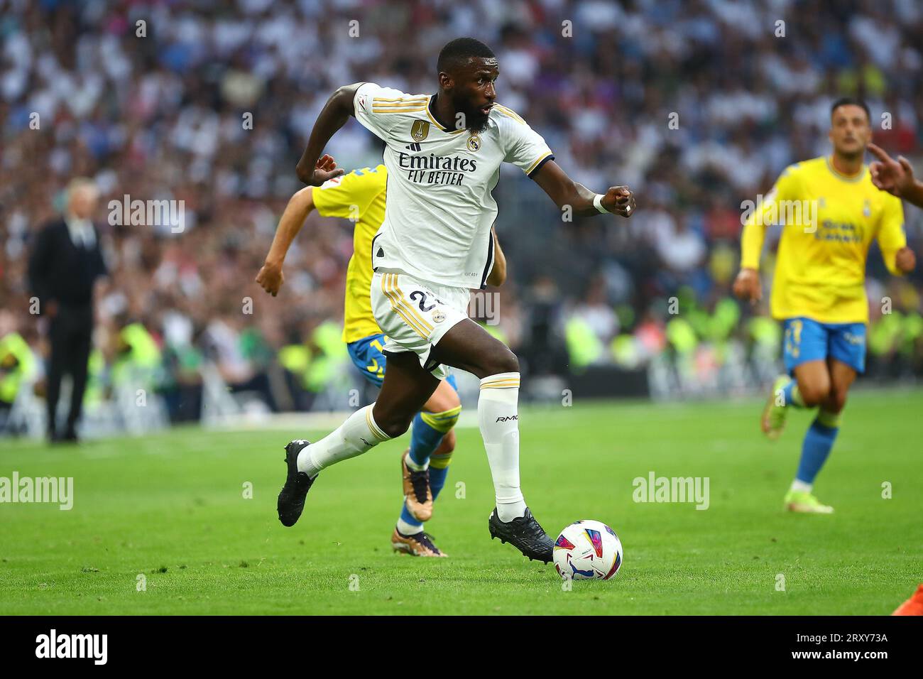 Rudiguer del Real Madrid in azione durante la Liga EA Sports Match Day 7 tra Real Madrid e UD Las Palmas allo Stadio Santiago Bernabeu di Madrid, Spagna, il 27 settembre 2023. Crediti: Edward F. Peters/Alamy Live News Foto Stock