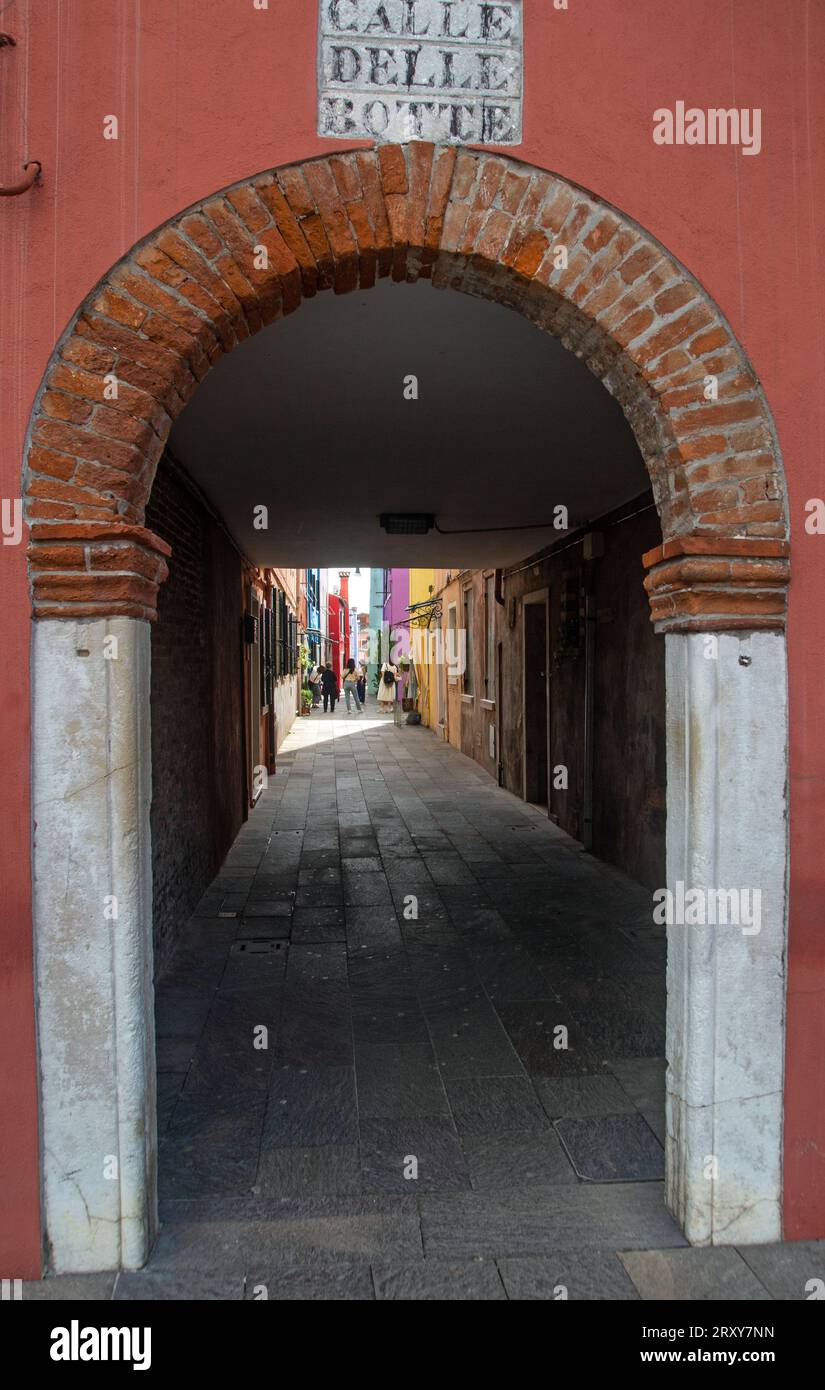 Calle delle Botte, Burano, Venezia, Italia, 15 settembre 2023, sto cercando un vicolo in città. Foto Stock