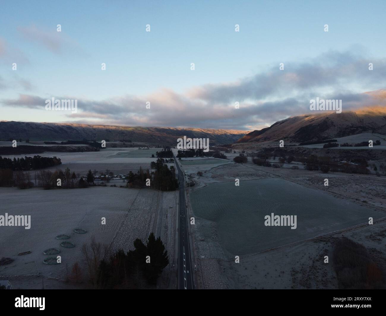 Scatto con drone di una mattinata ghiacciata su Central Otago vicino Garston Foto Stock