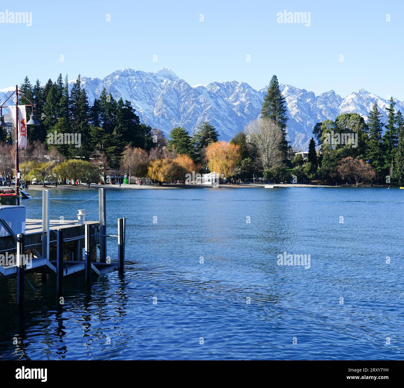 Vedute del Lago Wakatipu attorno alla cittadina turistica di Queenstown, nuova Zelanda Foto Stock