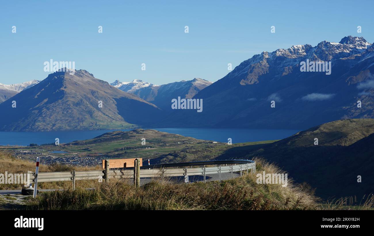 Vedute dalla strada panoramica al campo sciistico di Remarkables a Queenstown, nuova Zelanda Foto Stock