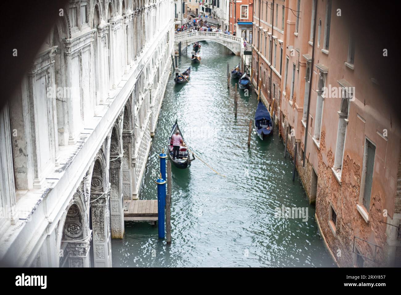 Venezia, Veneto, Italia, 16 settembre 2023, una veduta di Venezia dall'interno del ponte dei sospiri Foto Stock