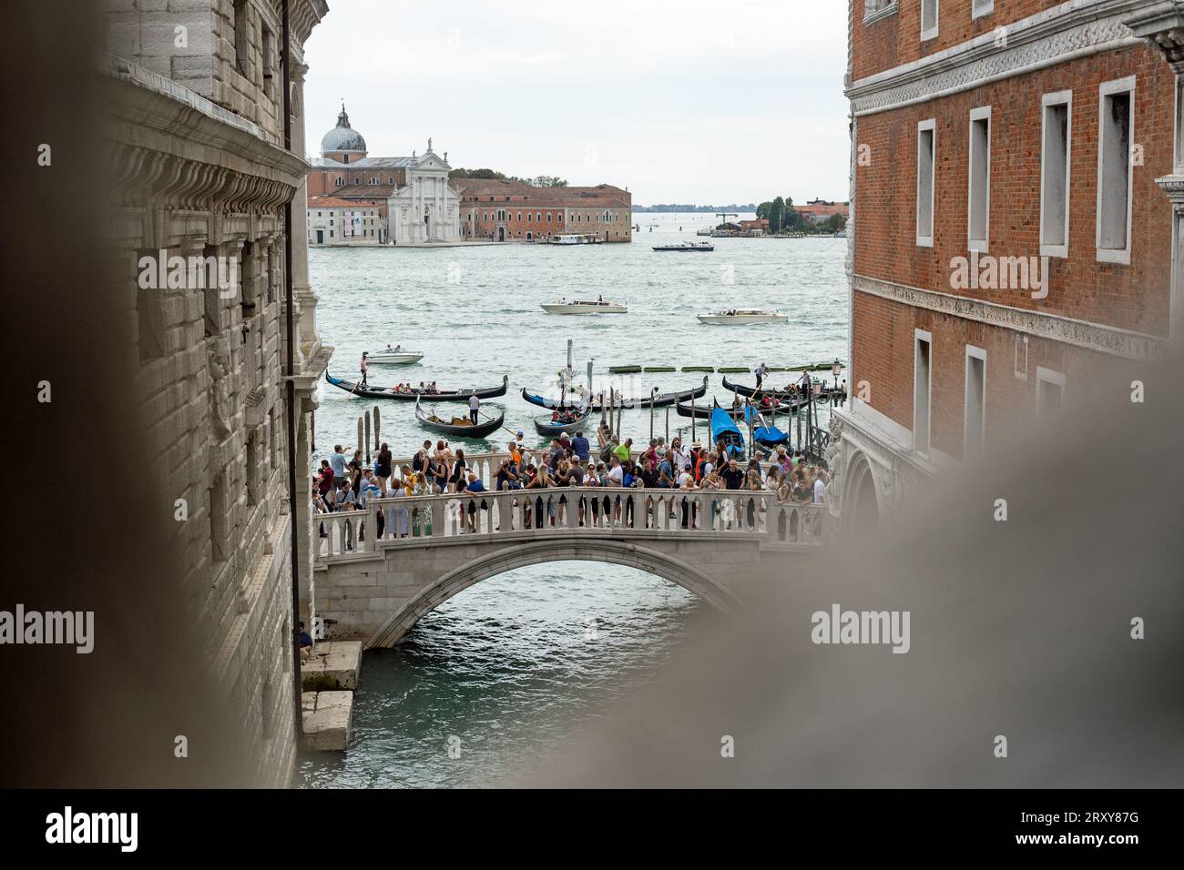 Venezia, Veneto, Italia, 16 settembre 2023, una veduta di Venezia dall'interno del ponte dei sospiri Foto Stock