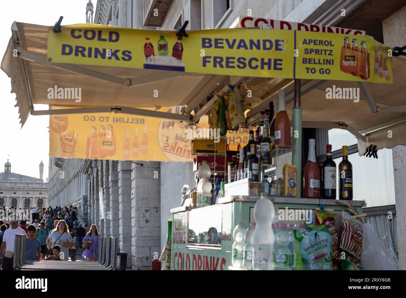 Venezia, Veneto, Italia, 16 settembre 2023, i commercianti di strada vendono rinfreschi alle persone Foto Stock