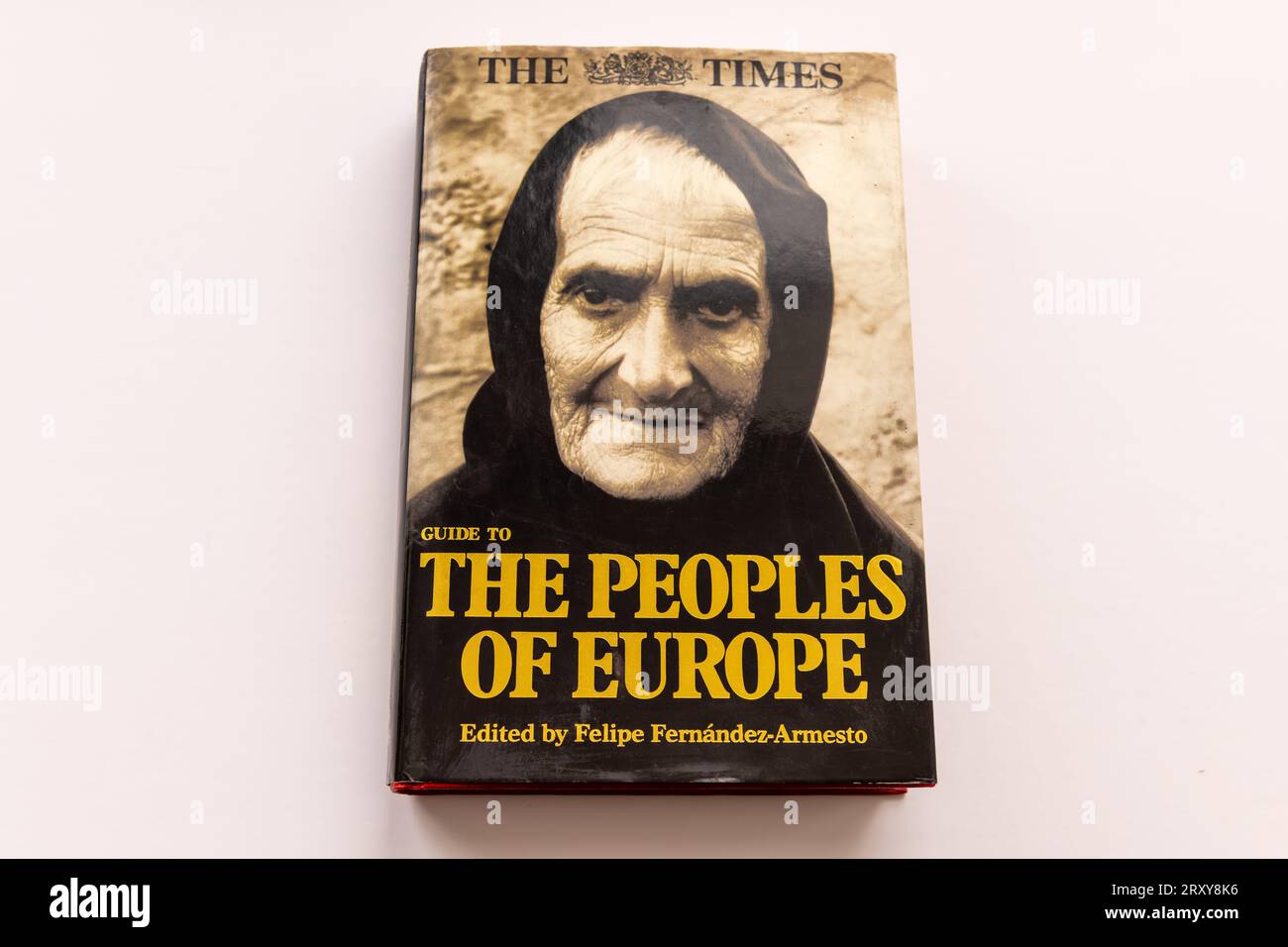 Londra. UK- 09.27.2023. La copertina del libro di una pubblicazione The Times dei popoli d'Europa. Foto Stock