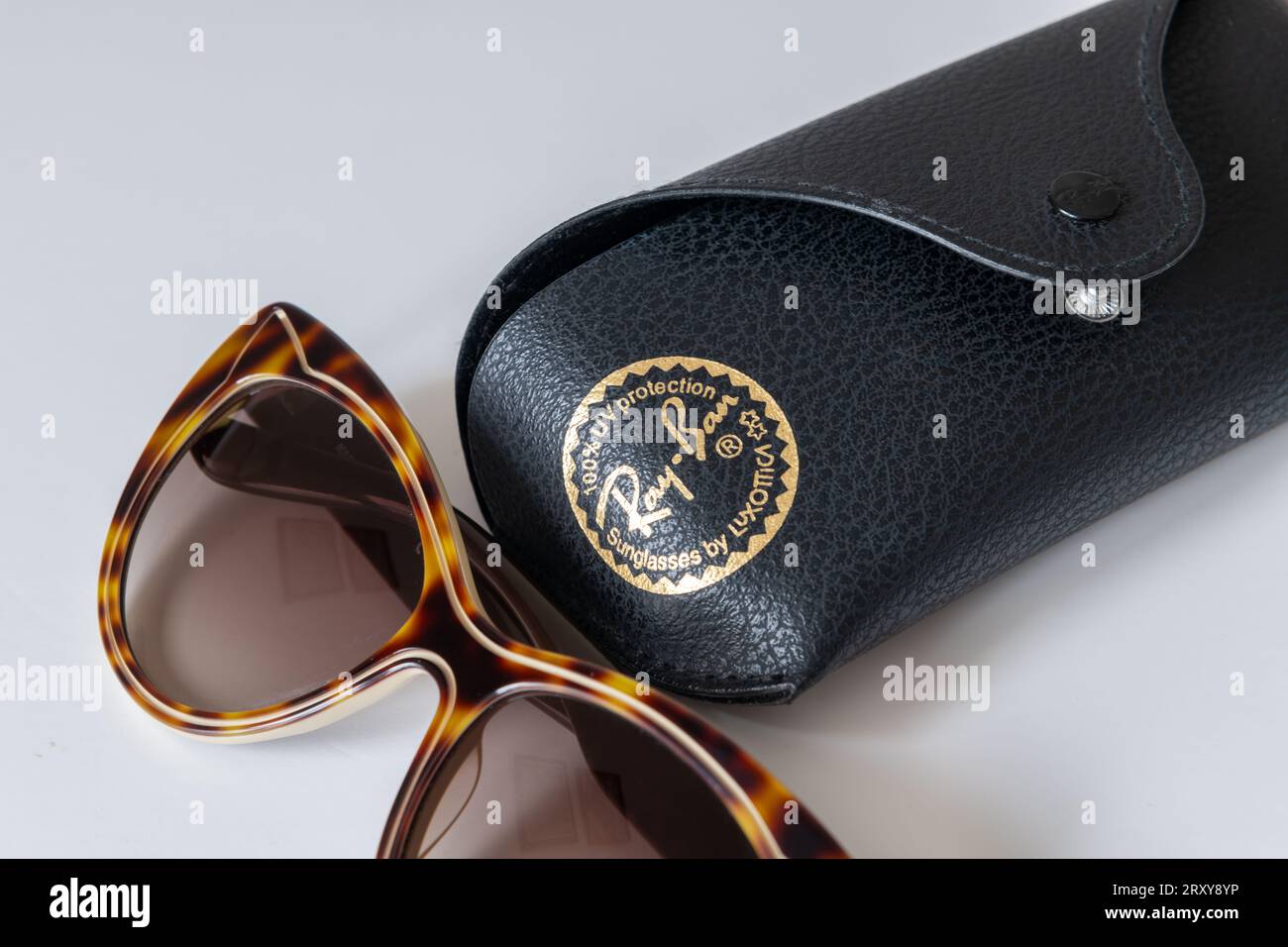 Londra. UK- 09.27.2023. Una custodia per occhiali da sole Ray Ban con il logo del marchio aziendale e un paio di occhiali da sole isolati in bianco. Foto Stock