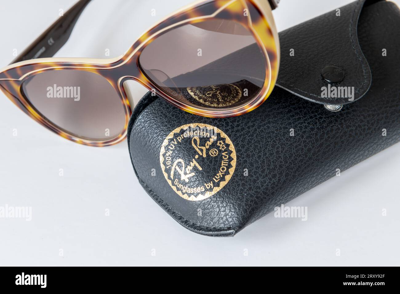 Londra. UK- 09.27.2023. Una custodia per occhiali da sole Ray Ban con il logo del marchio aziendale e un paio di occhiali da sole isolati in bianco. Foto Stock
