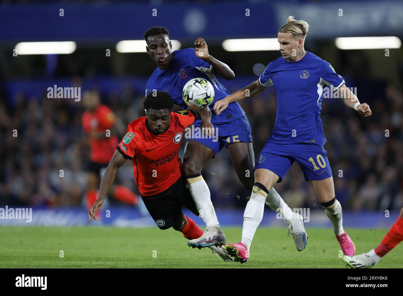 Tariq Lamptey di Brighton e Hove Albion (a sinistra), Nicolas Jackson del Chelsea (al centro) e Mykhailo Mudryk del Chelsea si battono per il pallone durante la partita del terzo turno della Carabao Cup a Stamford Bridge, Londra. Data foto: Mercoledì 27 settembre 2023. Foto Stock