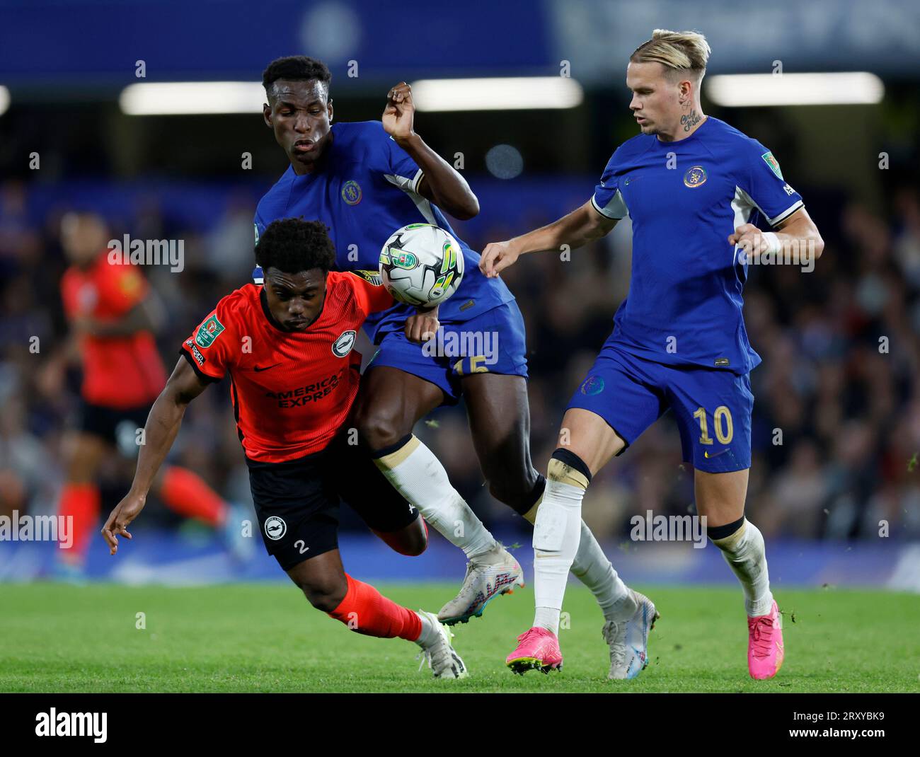 Tariq Lamptey di Brighton e Hove Albion (a sinistra), Nicolas Jackson del Chelsea (al centro) e Mykhailo Mudryk del Chelsea si battono per il pallone durante la partita del terzo turno della Carabao Cup a Stamford Bridge, Londra. Data foto: Mercoledì 27 settembre 2023. Foto Stock