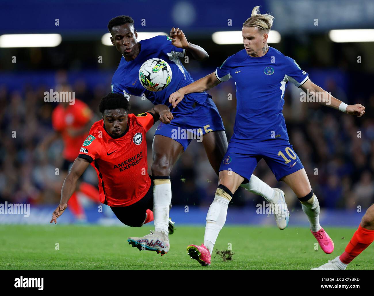 Tariq Lamptey di Brighton e Hove Albion (a sinistra), Nicolas Jackson del Chelsea (al centro) e Mykhailo Mudryk del Chelsea si battono per il pallone durante la partita del terzo turno della Carabao Cup a Stamford Bridge, Londra. Data foto: Mercoledì 27 settembre 2023. Foto Stock