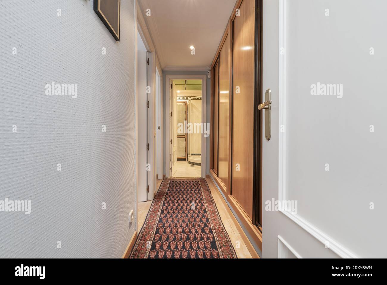 Un corridoio con guardaroba integrato in un'unica parete, Foto Stock